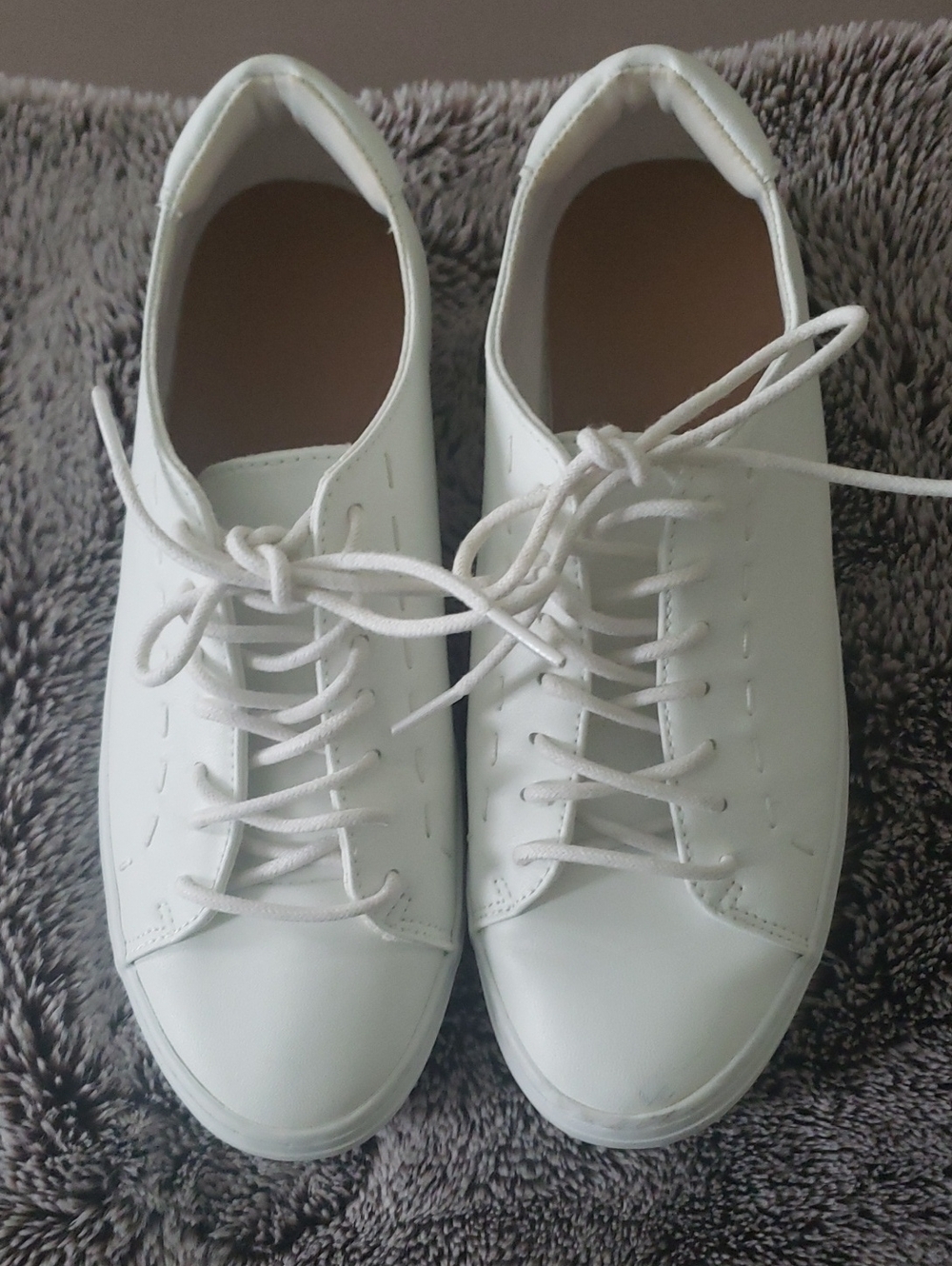 Universal Thread White Low-Top Lace-Up Sneakers